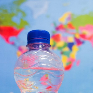 Nederland voert statiegeld in op plastic flessen. En Vlaanderen?